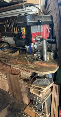 une photo d'un établi dans un garage avec des outils dessus