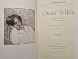 un livre ouvert sur lequel figure une femme