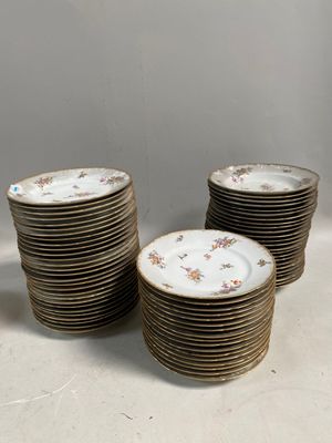 six piles d'assiettes ornées de motifs floraux sont empilées les unes sur les autres