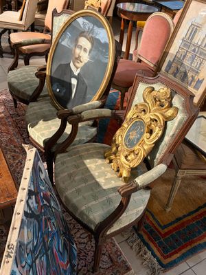 une photo d'un homme assis sur une chaise dans une pièce