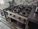 une plaque de cuisson argentée dans une cuisine équipée d'un four intégré à la plaque de cuisson
