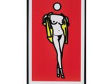 un tableau représentant une femme vêtue d'une tenue jaune et rouge