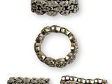 un ensemble composé de trois bagues et d'une bague sertie de diamants