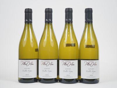 trois bouteilles de vin blanc posées les unes à côté des autres sur une table