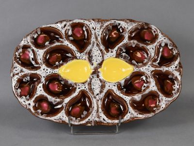 une assiette marron et blanche ornée d'une fleur jaune