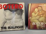 deux livres posés l'un à côté de l'autre sur une table