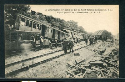 une photo en noir et blanc d'un train sur les rails