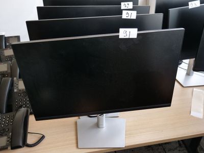 de nombreux écrans d'ordinateur posés sur un bureau