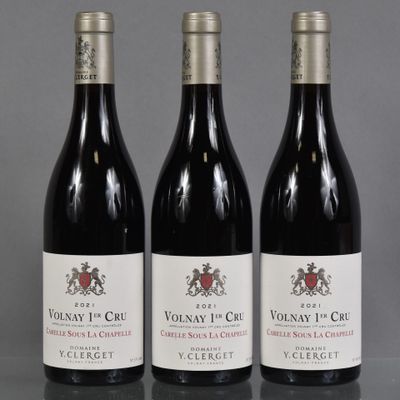 trois bouteilles de vin rouge posées sur une table l'une à côté de l'autre
