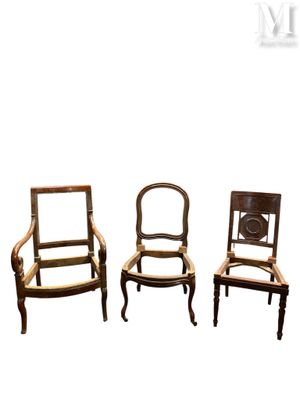 Réunion de trois sièges Comprenant : - Un fauteuil en acajou…