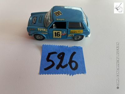 une petite voiture miniature recouverte d'un tissu bleu posée sur la table