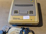une console Nintendo Classic à côté d'une manette de jeu