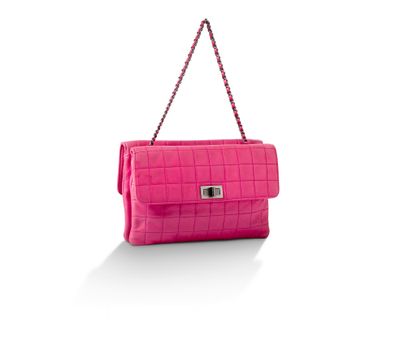 un sac à main rose dont la poignée est reliée à une chaîne