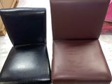 une paire de tabourets de bar en cuir noir et marron dans un magasin