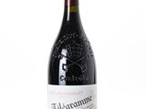 une bouteille de vin posée sur une table