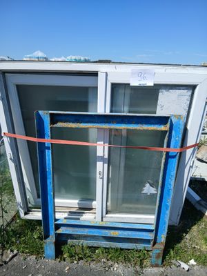 une vitre cassée sur le côté d'un immeuble