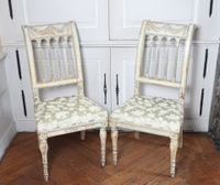 PAIRE DE CHAISES en bois mouluré, sculpté et laqué beige à d…