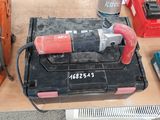 une photo d'une boîte à outils contenant des outils, posée sur une table