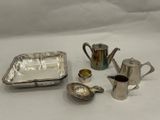 beaucoup d'objets en argent posés sur une table