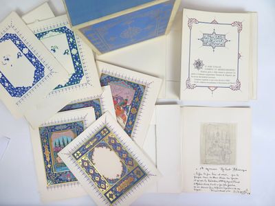 de nombreux types de cartes disposés sur une table