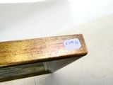 un gros plan d'un banc en bois sur lequel est collé un autocollant