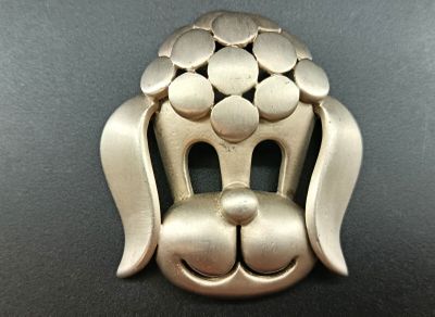 Pierre CARDIN - Broche en métal (aluminium ?) "tête de canic…