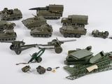 de nombreux véhicules militaires miniatures et autres véhicules posés sur une surface blanche