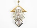 un gros plan d'un pendentif en diamant et en or sur fond blanc