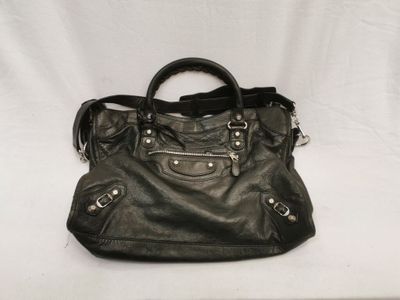 sac à main en cuir noir sur fond blanc, avec un fond blanc