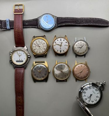 un grand nombre de montres posées sur une table