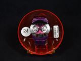une montre posée sur une assiette rouge