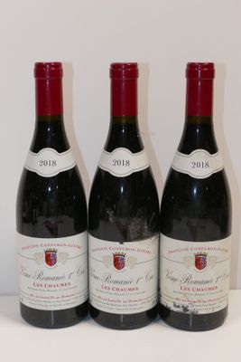 trois bouteilles de vin rouge sont alignées sur une table