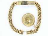 un bracelet en or avec un fermoir en or et un bracelet en or avec un fermoir en or