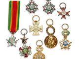 de nombreuses médailles de toutes sortes sur fond blanc