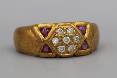 Gros plan sur une bague en or ornée de diamants