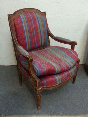 Fauteuil en hêtre sculpté mouluré, accotoirs consoles et pie…