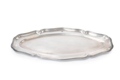 un plateau en argent sur fond blanc