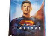 Jaquette du film « Superman » en Blu-ray, représentant Superman debout devant un fond blanc