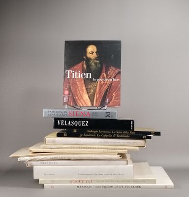 une pile de livres superposés sur une table