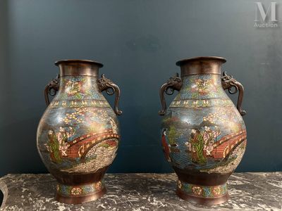 Deux vases sont posés sur une table, avec un mur bleu en arrière-plan.