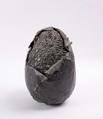 LE BORRIER (XX), Œuf, bois et cuir, H : 30 cm