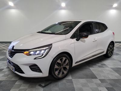 la voiture blanche est garée sur un carrelage à carreaux