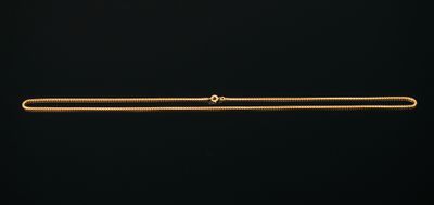 un collier en or orné d'un seul diamant