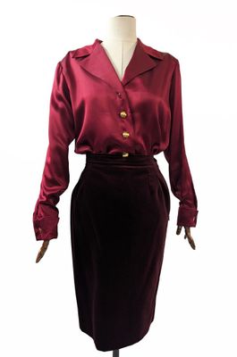 une image d'une robe et d'une veste de femme sur un mannequin
