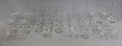 beaucoup de verres à vin vides sur la table