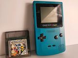 une Game Boy bleue posée à côté d'un jeu vidéo