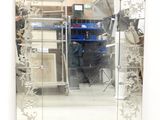 un miroir posé par terre devant un bureau