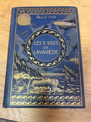 Le livre « Les 5 sous de Lavarède » est posé sur une table.