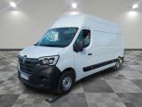 la photo d'une camionnette blanche garée dans une pièce
