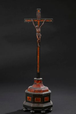 une image représentant un crucifix en bois surmonté d'une croix